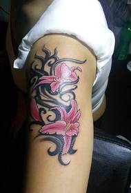 Personalizirani klasični uzorak za tetovažu cvjetnih ruku