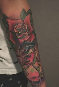 Cvjetna ruka, smiješan uzorak tetovaže ruža