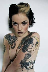 Modes roku tetovējumi vairākām Eiropas un Amerikas sievietēm