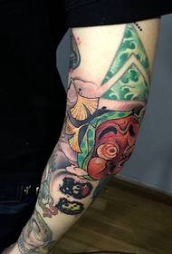 Les images de tatouage de bras de fleur annoncées individuellement sont uniques