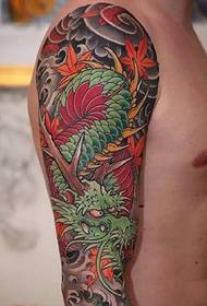 Tradicinė pikto drakono tatuiruotė tatuiruotė su tobulomis rankomis