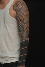Artis tato Jerman GERD totem lengan bunga klasik