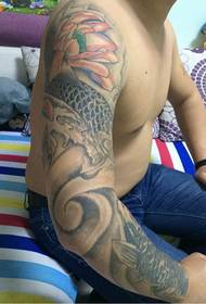 tatuaje de brazo de flor de calamar de moda