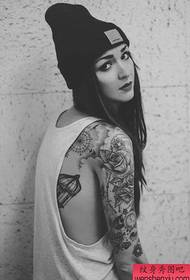 Tattoo შოუს სურათი გირჩევთ ქალს შავი და თეთრი ყვავილების მკლავის ტატუირების ნიმუში