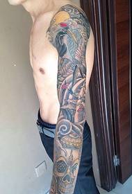 Skinny moški cvetlični tatoo slika popolna osebnost