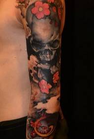 Tattoo show bar doporučuje tradiční květ paže tetování vzor