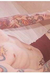 Европейски мъж секси цвят тотем цвете ръка ръка личност татуировка фигура