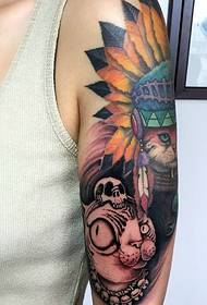 Utrolig og holdbar tatovering af blomsterarm totem tatovering