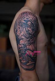 laughing lion Luo Hanhua arm tattoo picture