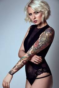 Sexy donna europea e americana con tatuaggio floreale sul braccio