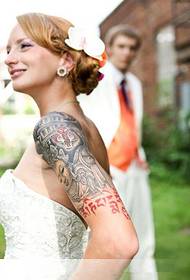 Flower arm tattoo of European and American brides