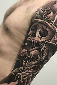 Personalizirani uzorak tetovaže od crnog pepela od crvene ruke