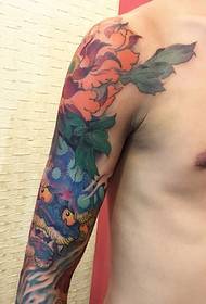 Capture o padrão de tatuagem de totem de braço de flor agressivo