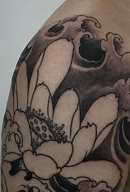 Черно-серый рисунок татуировки лотоса, покрывающий всю руку