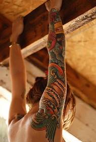 Дама цветна рака има и loveубовна шема на тетоважи
