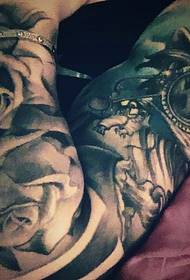 Tetovací tetování s plnou funkcí květu paže