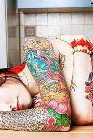 Tatuajeen irudiak emakumearen kolorea lore besoko tatuaje eredua gomendatzen du