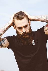 Europese en Amerikaanse tatoeëermerk met lang baard-oom