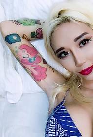 Baltų plaukų mergaitė gėlių rankos tatuiruotės modelis madinga žavinga