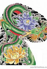 Stari tradicionalni pol zmaj u japanskom stilu igra uzorak tetovaže božura