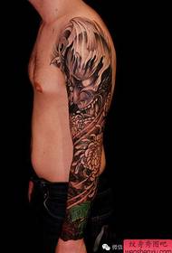 travaux de tatouage de bras de fleur noir et blanc