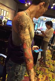 Цветочная рука тату татуировки, как бог и кальмар