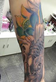 Calamar de braç floral amb patró de tatuatge de lotus