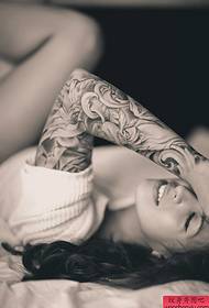 tatouages de bras noir et blanc de femmes