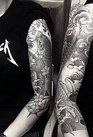 Ziedu rokas pāris kalmāra tetovējuma raksts, kam ir vērts