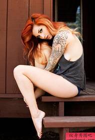 အမျိုးသမီးပန်းပွင့်လက်မောင်း tattoo ပုံစံ