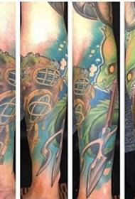 彩色時尚花臂紋身潛水員和魷魚和海神三叉戟紋身圖片