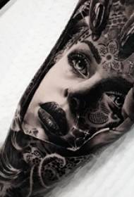 Brațul băiatului pe brațul cu flori gri negru, persoană frumoasă, portret, tatuaj
