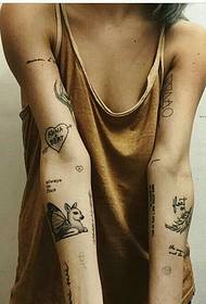 Vairāki ziedu roku tetovējumu tetovējumi lēnām sastāv no maziem rakstiem