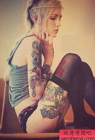 女性の花の足の腕のタトゥーの写真