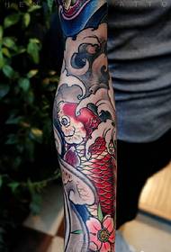 Blomsterarm farve rød blæksprutte tatovering perfekt og smuk