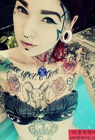 Ženské farebné tetovanie kvetín na ramene zdieľané tetovacím múzeom