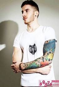 Europietiško stiliaus vyriškos asmenybės gėlių rankos kalmarų tatuiruotės modelis
