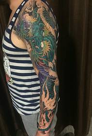 El tatuaje de dragón de dragón de brazo de flor súper llamativo te permite ver lo suficiente