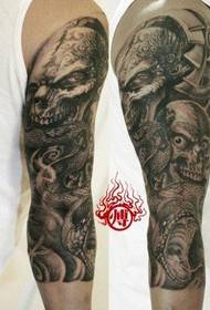 Tatuaj cu brate cu flori de șarpe dominator