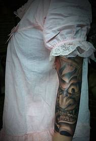 The flower arm is small and the tattoo pattern is handsome and charming.