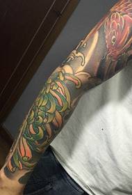 Poza cu tatuaje de calmar braț cu flori potrivite pentru tineri