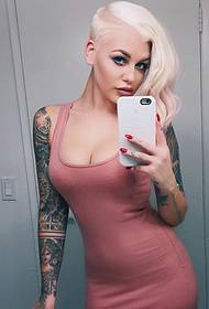 Fascinante sexy bellezza tatuaggio braccio fiore