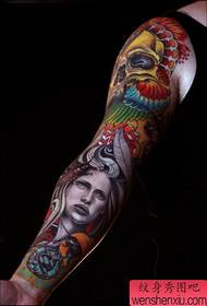 krāsains Eiropas un Amerikas ziedu rokas tetovējums darbojas ar tetovējumiem, lai ar to dalītos