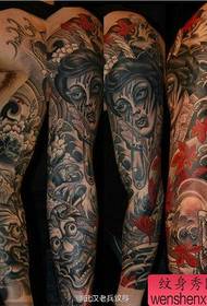 um conjunto de tatuagens coloridas no braço de flores