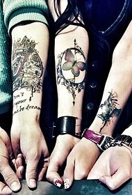 Elegante patrón de tatuaje de brazo de flores dun grupo de amigos