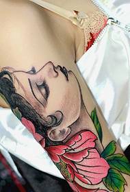 Sexy a očarujúce tetovanie kvetín ramena krásy
