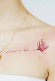 clavícula de garota em um grupo de obras simples pequenas tatuagem fresca