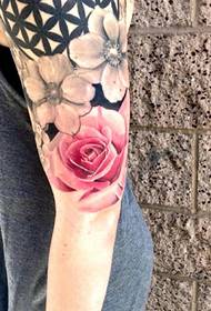 Very eye-catching girl flower arm flower tattoo pattern