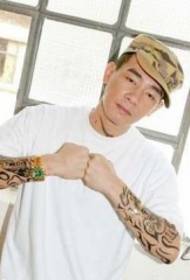 Jovem e perigoso faisão Chen Xiaochun dominador braço Totem tatuagem imagens