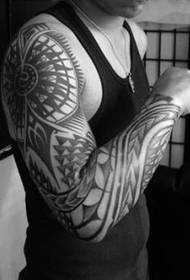 modny tatuaż totem kwiat ramię tatuaż